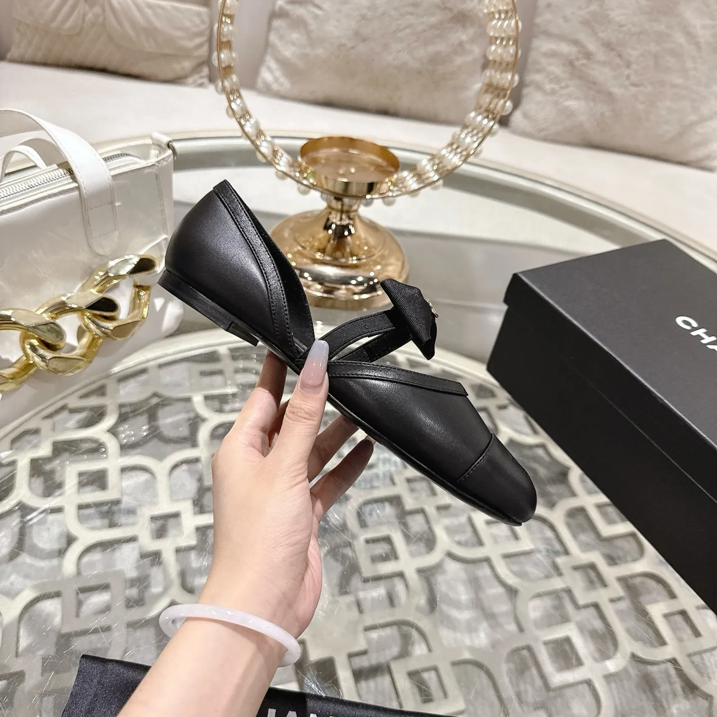 👟👟Ex-factory price 560👟👟 Leather surface [purchasing-grade quality] CHANEL Xiaoxiang 25/A new summer bow-tie shoes 💃 This pair of loafers is really breathtakingly beautiful! Made of cowhide fabric + imported mesh, every detail exudes a sense of high-end ~ classic bow design, Italian genuine leather sole, comfortable and classy on the feet, a perfect must-have for fairies!  🌟 All counters are from the same source! All materials are customized according to the original 1:1, and are developed and patterned from genuine products. The quality is absolutely assured ~ a classic that must be bought every year, a versatile artifact that looks great whether paired with skirts or jeans!  💖 The perfect finishing touch for summer outfits, sisters, just do it! 👉 Fabric: Imported sheepskin Lining: Imported sheepskin Outsole: Private molded outsole Code number: 35-40 (41 customized, non-returnable) Leather surface
